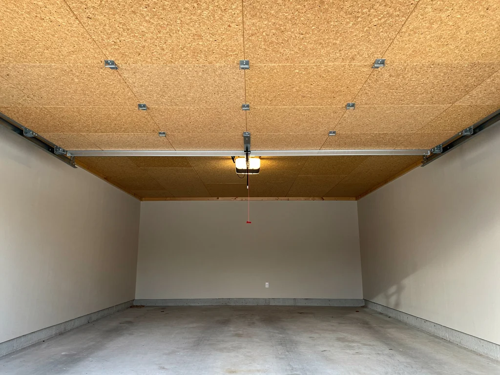 Plafond de garage isolé par des panneaux de liège sous le plancher
